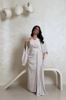 فستان بيج فاتح راقي بأكمام كسرات وتطريز كتف