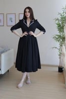 فستان كريب أنيق بفصوص ناعمة على الياقة والأكمام