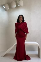 فستان أحمر مطرز بتفاصيل فاخرة مع جاكيت أنيق