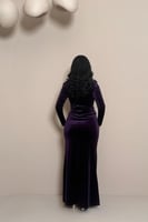 فستان سهرة بنفسجي مخملي بتفصيل لف أنيق