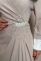 فستان بقصة مريحة بتصميم كلاسيكي عصري من الكريب