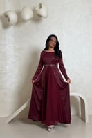 فستان عنابي بكم طويل مزين بالكريستالات