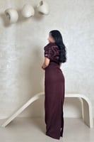 فستان خمري أنيق بتفاصيل ذهبية وتصميم أوف شولدر