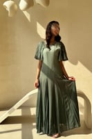 فستان زيتي بأكمام كشكش وتطريز ناعم عند الياقة