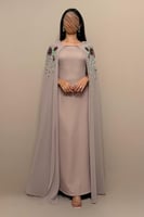 فستان ترابي بتطريز ورود عنابي وتفاصيل خرز فاخرة