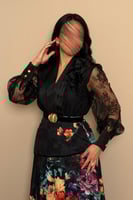 فستان أسود مشجّر بتفاصيل دانتيل وحزام ذهبي