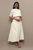 فستان سكري بطبقة تل مطرزة بالترتر قصيرة وتفاصيل جا...