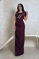 فستان خمري أنيق بتفاصيل ذهبية وتصميم أوف شولدر