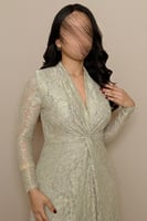 فستان عشبي دانتيل بتصميم أنيق رسمي