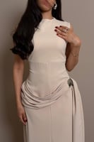 فستان بيج بقصة مستقيمة وتفصيل جانبي ناعم