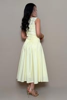 فستان أنثوي بتصميم راق يجمع بين النعومة والفخامة