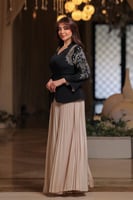 فستان اسود وبيج أنيق بتفاصيل راقية من مليحة