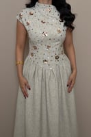 فستان رمادي بتفاصيل لامعة من مليحة