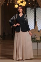 فستان اسود وبيج أنيق بتفاصيل راقية من مليحة