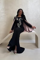 فستان أسود بتطريز زهور أنيق