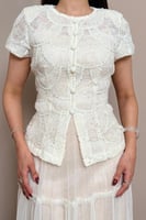 طقم تنورة بيج بطبقات انسيابية بتفاصيل أنثوية راقية