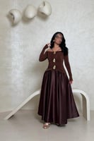 فستان بني بتصميم جذاب وتفاصيل معدنية فاخرة