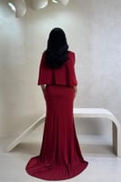 فستان أحمر مطرز بتفاصيل فاخرة مع جاكيت أنيق