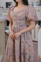 فستان ميدي ناعم بنقشة ورود وأكمام بف