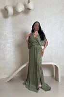 فستان زيتي بتصميم كسرات وانسيابية فاخرة