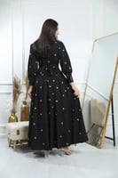 فستان كريب مطرز بخيوط ناعمة وفتحة رقبة أنيقة