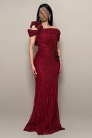 فستان سهرة دانتيل احمر بكسرات جانبية وورود بارزة