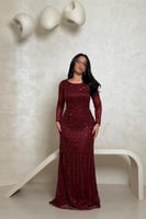 فستان سهرة عنابي مطرز بأكمام طويلة وتصميم راق