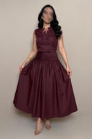 فستان أنثوي بتصميم راق يجمع بين النعومة والفخامة