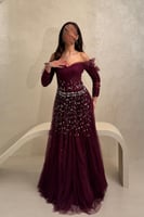 فستان بنفسجي من التل اللامع وتصميم أكتاف منسدلة