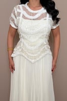 فستان أبيض مطرز بتفاصيل أنثوية ناعمة من مليحة