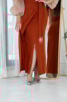 فستان بأكمام بف وفتحة ساق مع حزام قماش