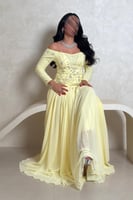 فستان أصفر بتطريز كريستالي وقماش انسيابي فخم