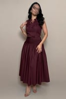 فستان أنثوي بتصميم راق يجمع بين النعومة والفخامة