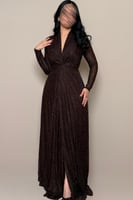 فستان بني لامع بقصة أنثوية أنيقة