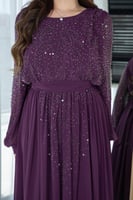 فستان طويل الموف الغامق مرصع بالفصوص اللامعة