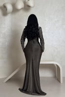 فستان بني نحاسي لامع بتفاصيل لؤلؤية وتصميم لف