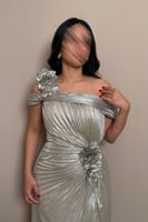 فستان فضي أوف شولدر بتفاصيل وردة جانبية