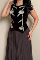 فستان بني بتفاصيل مطرزة أنيقة من مليحة