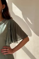 فستان زيتي بأكمام كشكش وتطريز ناعم عند الياقة