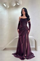 فستان خمري لامع بأكمام منسدلة وفتحة جانبية جذابة