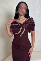 فستان خمري أنيق بتفاصيل ذهبية وتصميم أوف شولدر