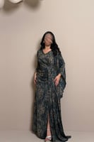 فستان طويل أنيق مستوحى من سحر الطبيعة