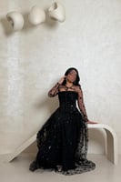 فستان أسود دانتيل بتطريز ناعم وتصميم كورسيه