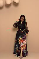 فستان أسود مشجّر بتفاصيل دانتيل وحزام ذهبي