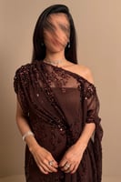 جلابية بني غامق أنيقة بتفاصيل راقية وقصة انسيابية