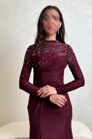 فستان خمري مطرز بفصوص لامعة وأكمام طويلة أنيقة