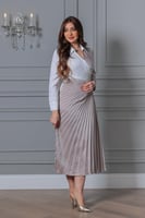 فستان فاخر من الساتان بتصميم بليسيه وياقة قميص