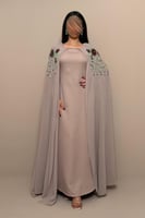 فستان ترابي بتطريز ورود عنابي وتفاصيل خرز فاخرة