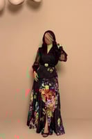 فستان أسود مشجّر بتفاصيل دانتيل وحزام ذهبي