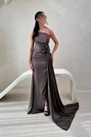 فستان سهرة مزين بوردة على الخصر